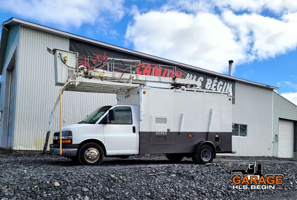 <p><span><strong>SP&Eacute;CIFICATIONS - CAMION:</strong> </span></p>
<p><span><strong>- No. de stock:</strong> M2708</span></p>
<p><span> <strong>- Marque:</strong> CHEVROLET</span></p>
<p><span><strong> - Mod&egrave;le:</strong> G33803 4X2 </span></p>
<p><span><strong>- Ann&eacute;e:</strong> 2010 </span></p>
<p><span><strong>- Kilom&eacute;trage:</strong> 251 215 KM<strong> </strong></span></p>
<p><span><strong>- Couleur ext&eacute;rieur:</strong> BLANC </span></p>
<p><span><strong>- Couleur int&eacute;rieur:</strong> GRIS<strong> </strong></span></p>
<p><span><strong>- Portes:</strong> 2 </span></p>
<p><span><strong>- &Eacute;chappement:</strong> SIMPLE</span></p>
<p><span><strong> - Filtreur:</strong> N/A </span></p>
<p><span><strong>- Moteur:</strong> DURAMAX V8 6.6L Diesel</span></p>
<p><span> <strong>- Puissance:</strong> 260 HP </span></p>
<p><span><strong>- Couple:</strong> 910 lb-ft </span></p>
<p><span><strong>- Frein moteur Jacob:</strong> NON </span></p>
<p><span><strong>- Freins:</strong> A L&rsquo;HUILE </span></p>
<p><span><strong>- Roues AV:</strong> 16 x </span></p>
<p><span><strong>- Roues AR:</strong> 16 x </span></p>
<p><span><strong>- Pneus AV:</strong> 225/75R16 LT </span></p>
<p><span><strong>- Pneus AR:</strong> 225/75R16 </span></p>
<p><span><strong>- Essieu AV:</strong> 2087 KG / 4600 LBS<strong> </strong></span></p>
<p><span><strong>- Essieux AR:</strong> 4355 KG / 9600 LBS </span></p>
<p><span><strong>-Masse:</strong> 4860 KG / 10714 LBS </span></p>
<p><span><strong>- PNBV:</strong> 6441 KG / 14 200 LBS<strong> </strong></span></p>
<p><span><strong>- Traction:</strong> N/A </span></p>
<p><span><strong>- Transmission:</strong> MYD Automatique &agrave; 6 vitesses</span></p>
<p><span> <strong>- Diff&eacute;rentiel:</strong> G80 BLOCAGE ARRIERE </span></p>
<p><span><strong>- Ratio:</strong> 3.73<strong> </strong></span></p>
<p><span><strong>- Suspension:</strong> &agrave; ressort</span></p>
<p><span> <strong>- Ch&acirc;ssis :</strong> SIMPLE </span></p>
<p><span>-<strong> CA :</strong> 60