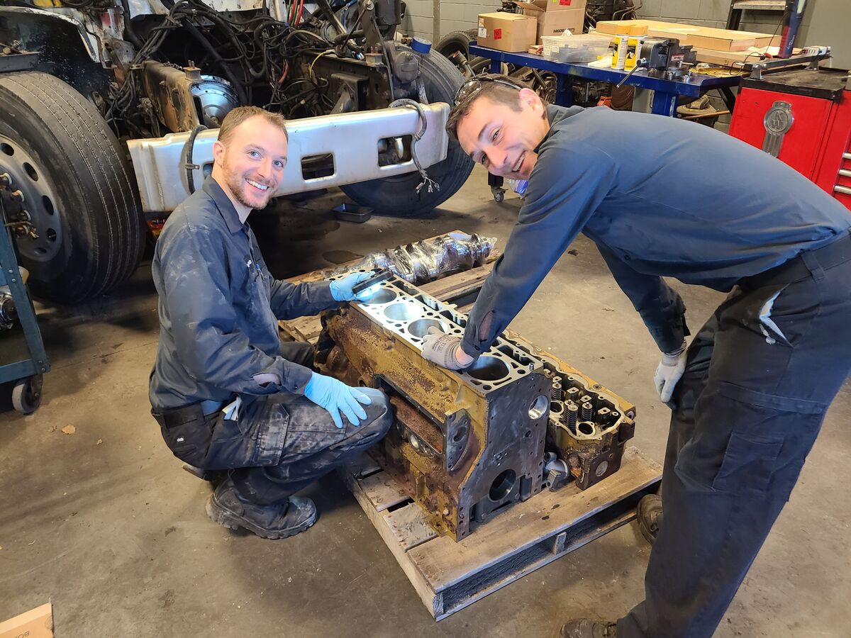 Une belle journ&eacute;e chez ABC Diesel &agrave; re-built un moteur!