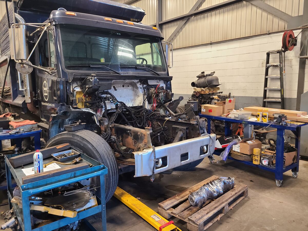 Camion pr&ecirc;t &agrave; recevoir son nouveau moteur!